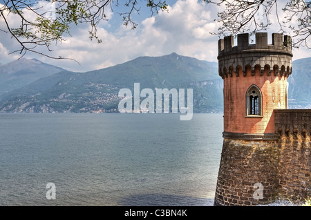 Alter Turm bin Lago di Como Stockfoto