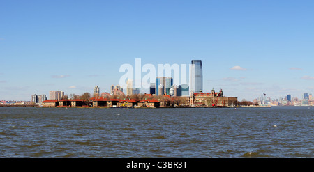 New Jersey Hoboken Skyline Panorama über Hudson River mit Wolkenkratzern und blauen Himmel von New York City Manhattan betrachtet tun Stockfoto