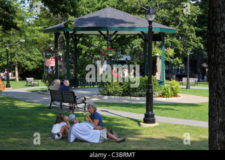 Entspannen in Bar Harbor Village Green Park Stockfoto