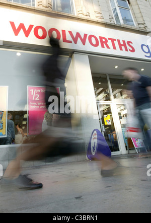 Außen eine Woolworth-Filiale. Das Unternehmen ging in die Verwaltung im Jahr 2008. Stockfoto