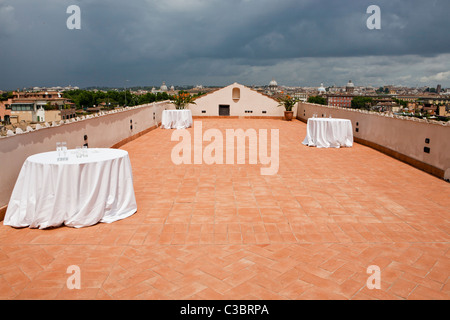 Leere Tabellen auf Dachterrasse, Rom, Italien, Europa Stockfoto