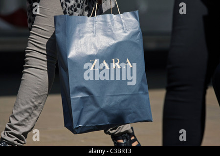 Teil einer Person mit einer Zara-Shopping-Tasche in Oxford Street, London, England Stockfoto