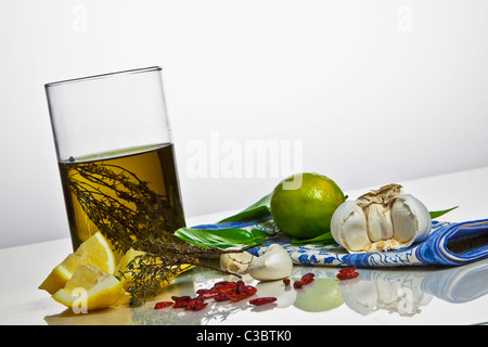 Olivenöl mit Rosmarin und Zitrone gewürzt Stockfoto