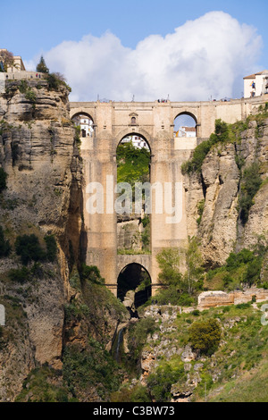 Berühmten Steinbrücke die tiefen El Tajo Schlucht & Fluss Guadalevin erstreckt. Spanische Stadt Ronda, Spanien Stockfoto