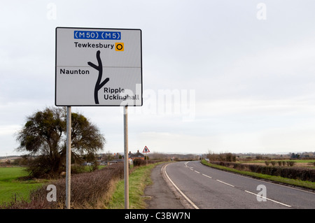 Straßenschild mitgenommen A38, Worcestershire, England, Vereinigtes Königreich, aufgenommen im Frühling zeigen Richtungen Tewkesbury, M50 und M5 Stockfoto