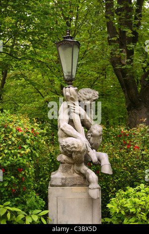 Satyr mit Lampe in Royal Lazienki Park in Warschau, Polen Stockfoto