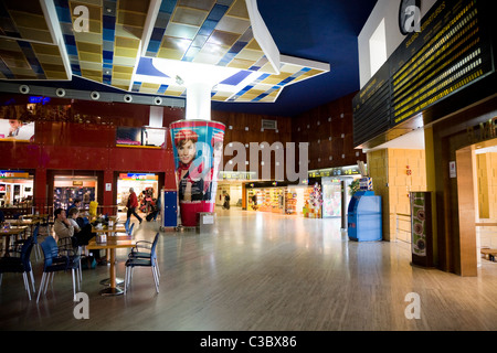 Flughafen Abflug / Abreise lounge mit Geschäften / shop in Sevilla / Flughafen Sevilla (SVQ). Spanien. Stockfoto