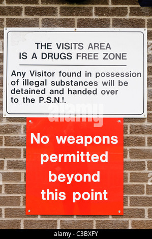 Melden Sie außen Hydebank Holz junge Täter Zentrum, Belfast, Besucher zu informieren, dass das Gefängnis eine Waffe und Drug Free Zone ist Stockfoto