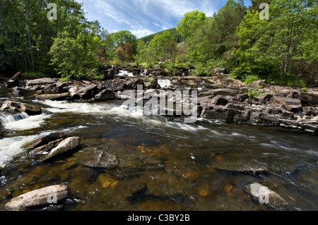 Falls of Dochart und River Dochart bei Killin, Trossachs, Perthshire, Schottland, uk an feinen Sommertag Stockfoto