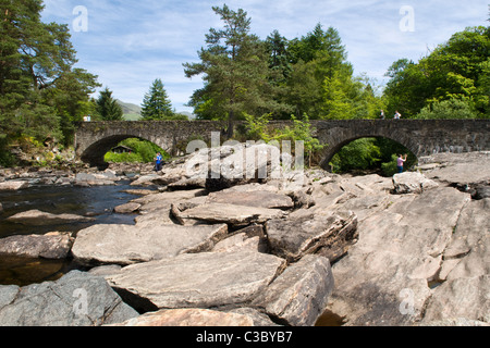Falls of Dochart und River Dochart-Brücke bei Killin, Trossachs, Perthshire, Schottland, uk an feinen Sommertag Stockfoto