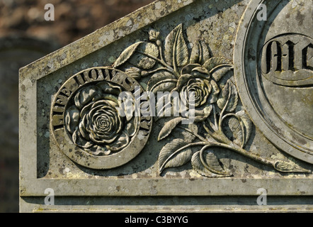 "Leben wie kurz", Detail der Grabstein, Kirche Saint Kentigern. Caldbeck, Cumbria, England, Vereinigtes Königreich, Europa. Stockfoto