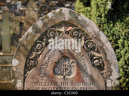 Detail der Grabstein mit Rosen-Design. Kirche von Saint Kentigern. Caldbeck, Cumbria, England, Vereinigtes Königreich, Euro Stockfoto