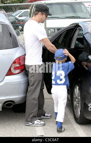 Ryan Phillippe und Deacon Reese Phillippe Ryan Phillippe beobachtet seinen Sohn Baseball-Spiel mit seiner Freundin und Tochter Los Stockfoto