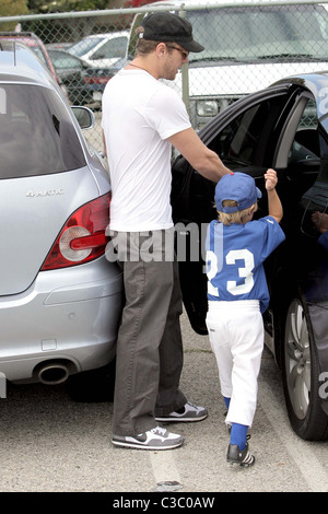 Ryan Phillippe und Deacon Reese Phillippe Ryan Phillippe beobachtet seinen Sohn Baseball-Spiel mit seiner Freundin und Tochter Los Stockfoto