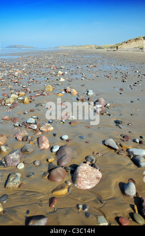 Rhossili Strand verlassen an einem sonnigen Tag Stockfoto