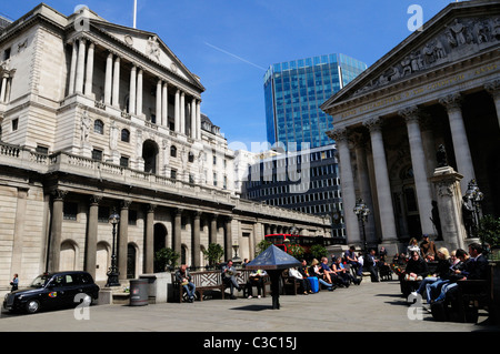 Menschen Essen außerhalb der Bank of England und der Royal Exchange, Threadneedle Street, London, England, UK Stockfoto