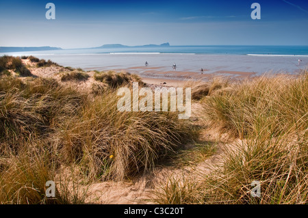 Sanddünen am Strand von Rhossili, Gower, Wales an einem sonnigen Tag Stockfoto