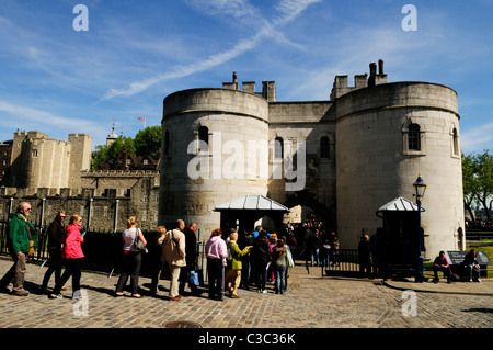 Menschen anstehen, der Tower of London, London, England, Großbritannien besuchen Stockfoto