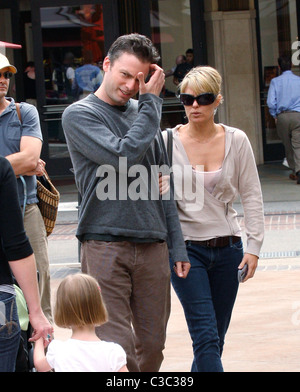 Unkraut star Justin Kirk Einkaufen in Hollywood mit einem Begleiter Los Angeles, Kalifornien - 10.06.09 Owen Beiny / Stockfoto