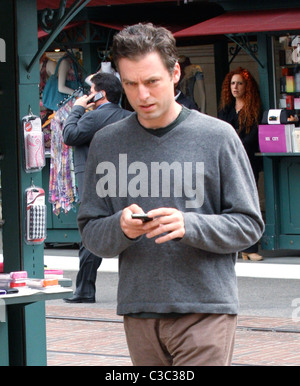 Unkraut star Justin Kirk Einkaufen in Hollywood mit einem Begleiter Los Angeles, Kalifornien - 10.06.09 Owen Beiny / Stockfoto