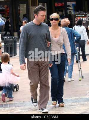 Unkraut star Justin Kirk Einkaufen in Hollywood mit einem Begleiter Los Angeles, Kalifornien - 10.06.09 Owen Beiny / Stockfoto