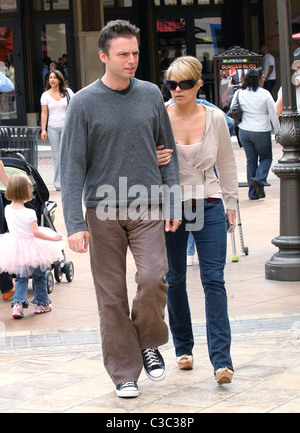 Unkraut star Justin Kirk Einkaufen in Hollywood mit einem Begleiter Los Angeles, Kalifornien - 10.06.09 Owen Beiny / Stockfoto