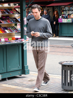 Unkraut star Justin Kirk Einkaufen in Hollywood mit einem Begleiter Los Angeles, Kalifornien - 10.06.09 Owen Beiny / Stockfoto