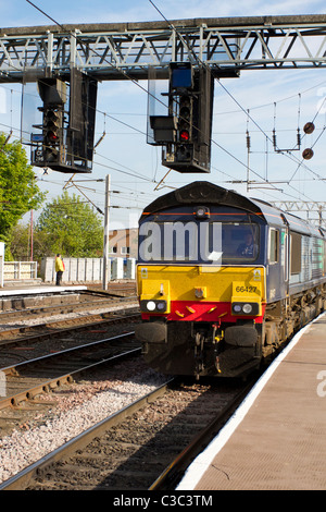 Stromleitungen, und Galgen für elektrische Züge GB Güterzüge 66427 Frieght Train Cab LTS Class 66 DRS in Carlisle Railway Station, Cumbria, G Stockfoto