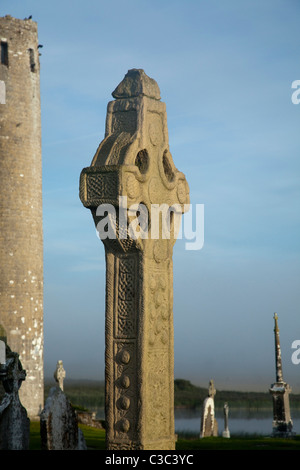 O'Rourke, der runde Turm und der Süden Kreuz, Kloster Clonmacnoise, County Offaly, Irland. Stockfoto