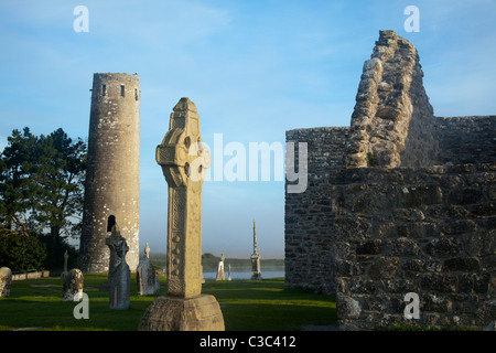 O'Rourke, der runde Turm und der Süden Kreuz, Kloster Clonmacnoise, County Offaly, Irland. Stockfoto