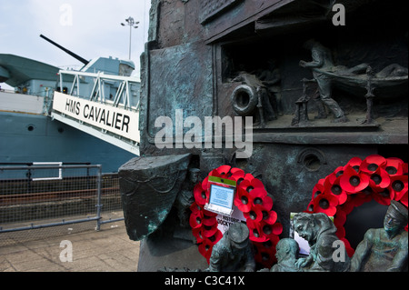 Der Zerstörer Denkmal an der Chatham Historic Dockyard in Kent. Stockfoto