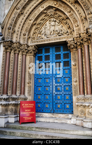 Eingang zur Kirche von St. Michael in Cornhill, Cornhill, London, England, Vereinigtes Königreich Stockfoto