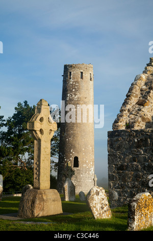 O'Rourke, der runde Turm und der Süden Kreuz, Kloster Clonmacnoise, County Offaly, Irland. Stockfoto