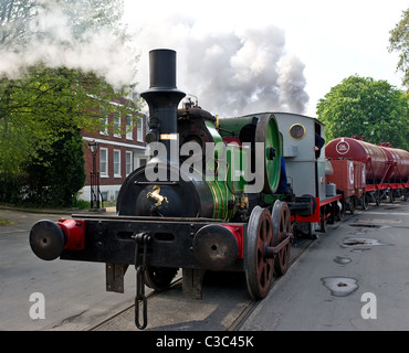 Die kleine Dampflok Sydenham auf den Chatham Historic Dockyard. Stockfoto