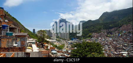 Panoramablick von Rocinha, einer Favela in Rio de Janeiro, Brasilien Stockfoto