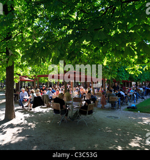 Ein geschäftiges Restaurant unter den Kastanienbäumen im Tuileries Garden, Paris Stockfoto