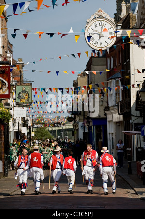 East Kent Morris Männer beim The Sweeps Festival in Rochester. Stockfoto