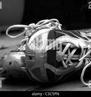 Paar Turnschuhe oder Sneakers auf Asphalt. Stockfoto