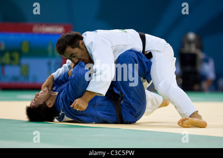 Dashdavaa Gantumur (MGL)-weiße konkurrieren Yusuke Kanamaru(JPN) im Judo 73kg bei den Olympischen Spielen 2008 Stockfoto