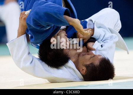 Dashdavaa Gantumur (MGL)-weiße konkurrieren Yusuke Kanamaru(JPN) im Judo 73kg bei den Olympischen Spielen 2008 Stockfoto