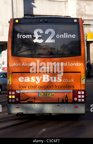 Weiter hinten ein Easyjet Easybus-Bus, für billige Übertragung auf Flüge für die low-cost Fluggesellschaft verwendet. Stockfoto