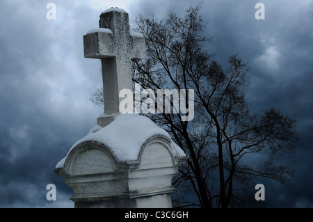 Frühling-Gewitterwolken Annäherung an christlichen Grabstein im Friedhof. Stockfoto