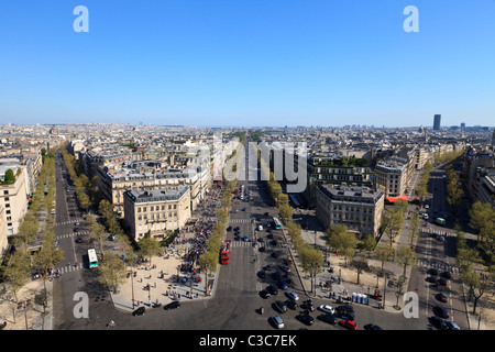 Blick von oben auf den Arc de Triomphe auf der Suche nach unten die Avenue des Champs-Élysées, Paris Stockfoto