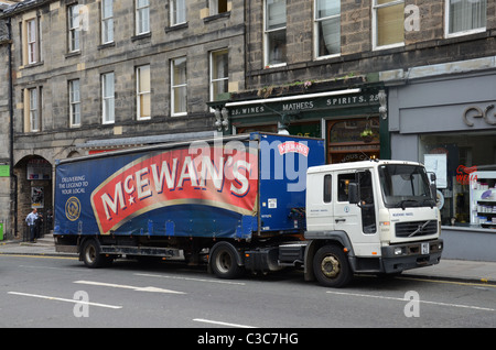 Ein LKW aus schottischen & Newcastle Breweries (jetzt im Besitz von Heineken) liefert Bier in Edinburgh. Die McEwans Marke gehört Brunnen & Youngs. Stockfoto