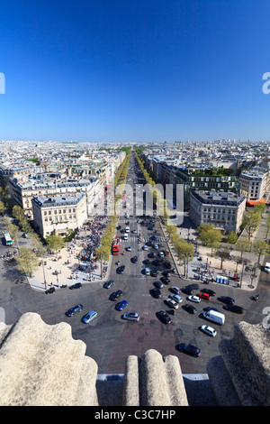 Blick von oben auf den Arc de Triomphe auf der Suche nach unten die Avenue des Champs-Élysées, Paris Stockfoto