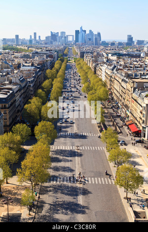 Blick vom Triumphbogen aus in Richtung La Grande Arche de la Défense, Paris Stockfoto