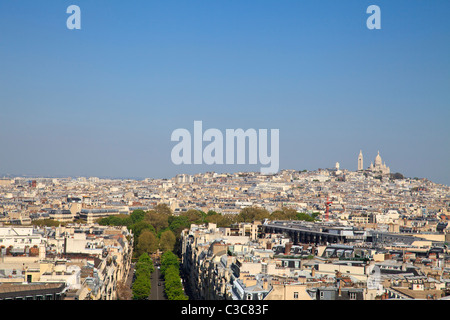 Blick von oben auf den Arc de Triomphe mit Blick auf Sacre Coeur, Paris Stockfoto