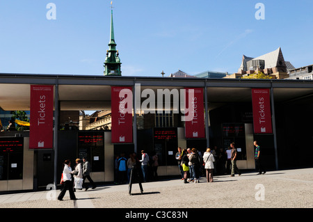 Menschen kaufen Tickets Besuch der Tower of London, Tower Hill, London, England, UK Stockfoto