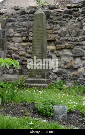 Teil des Kräutergartens gepflanzt auf Gräbern in Greyfriars Kirkyard, Edinburgh, Schottland, Großbritannien. Stockfoto