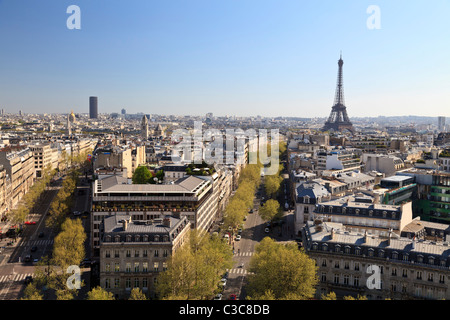 Blick von oben auf den Arc de Triomphe mit Blick auf den Eiffelturm, Paris Stockfoto